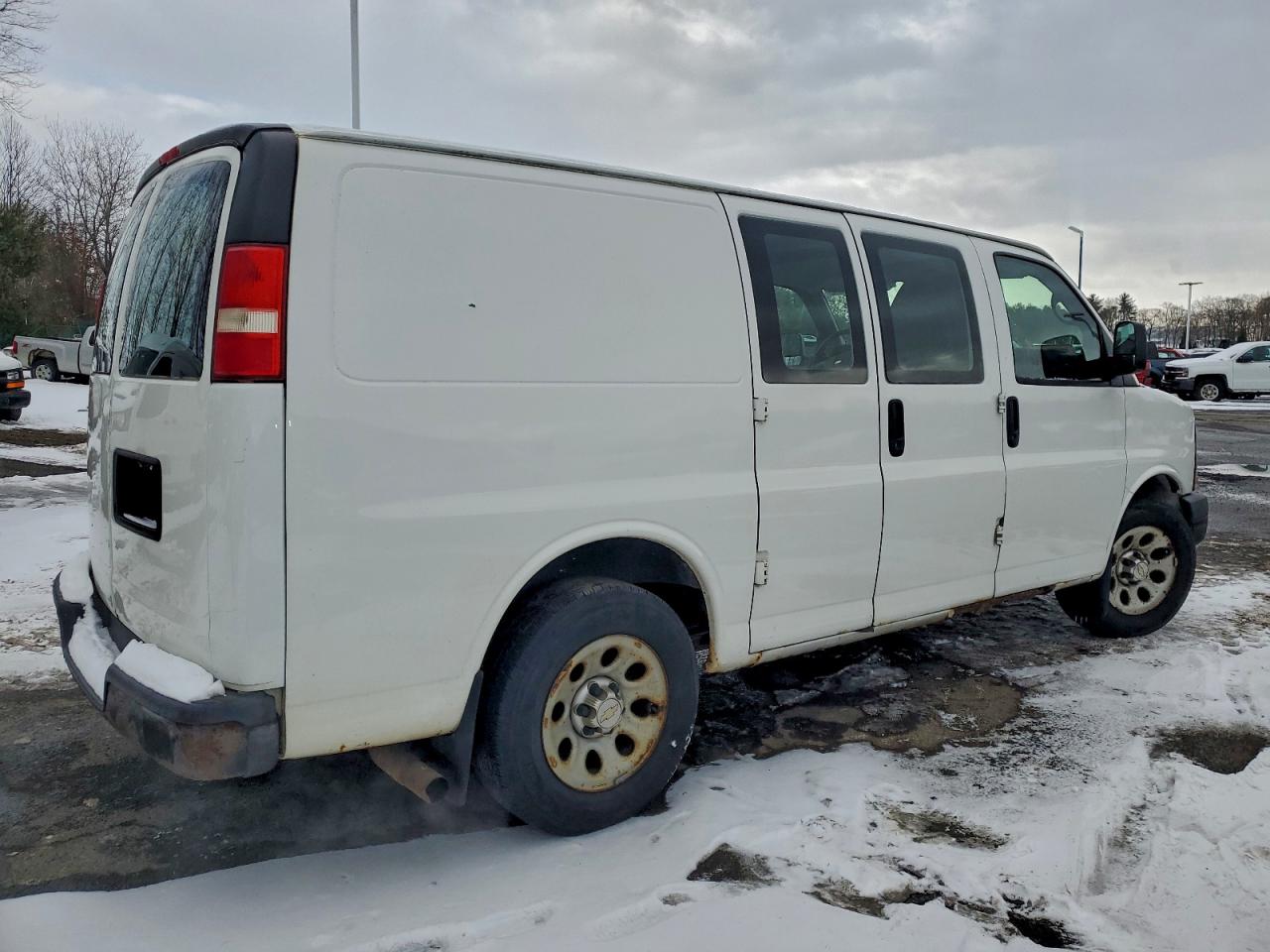 Chevrolet Express Image 2