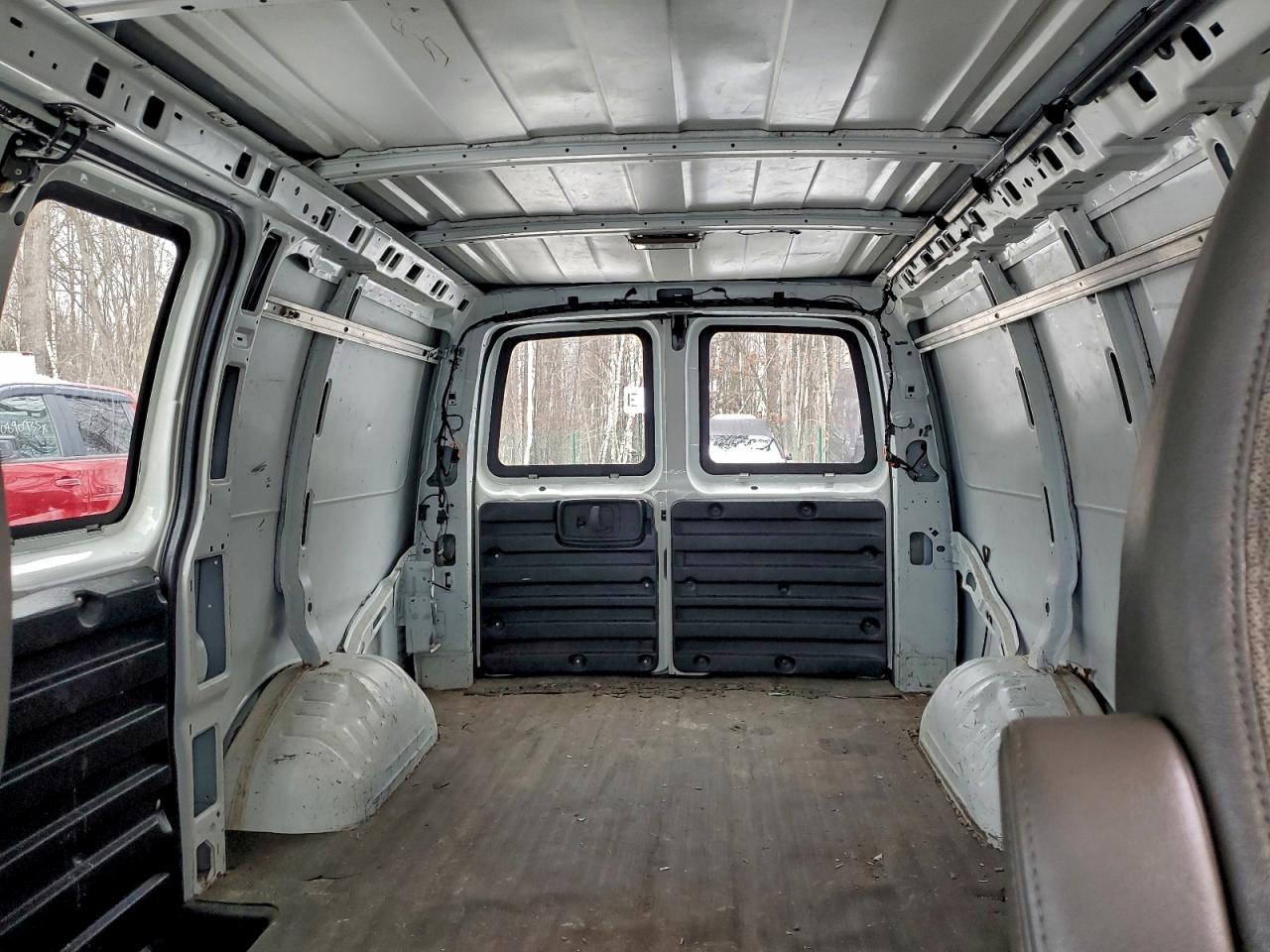 Chevrolet Express Image 4