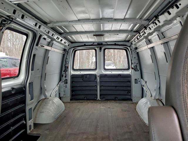 Chevrolet Express Image 4