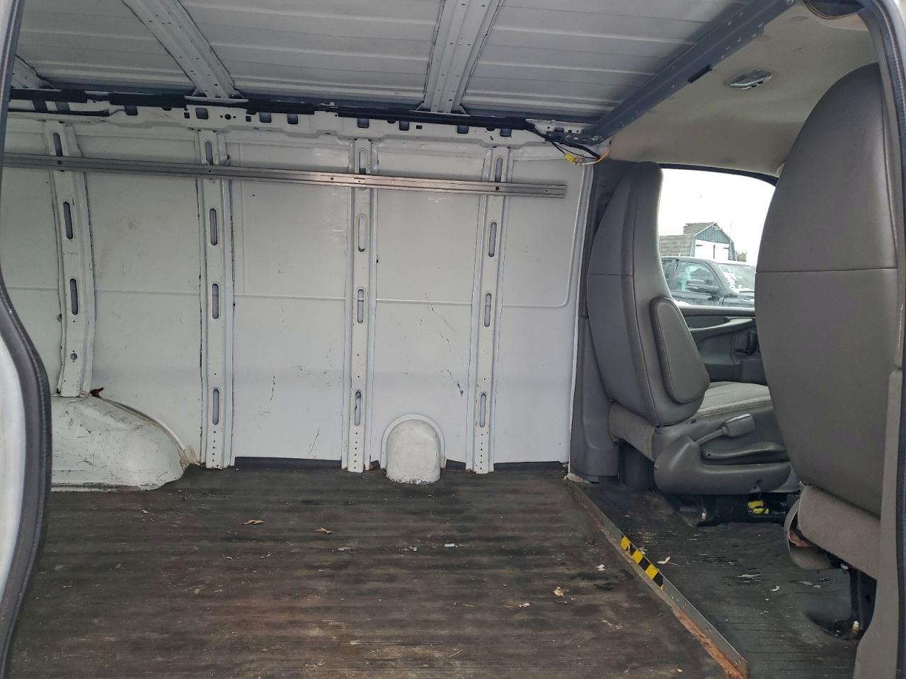 Chevrolet Express Image 9