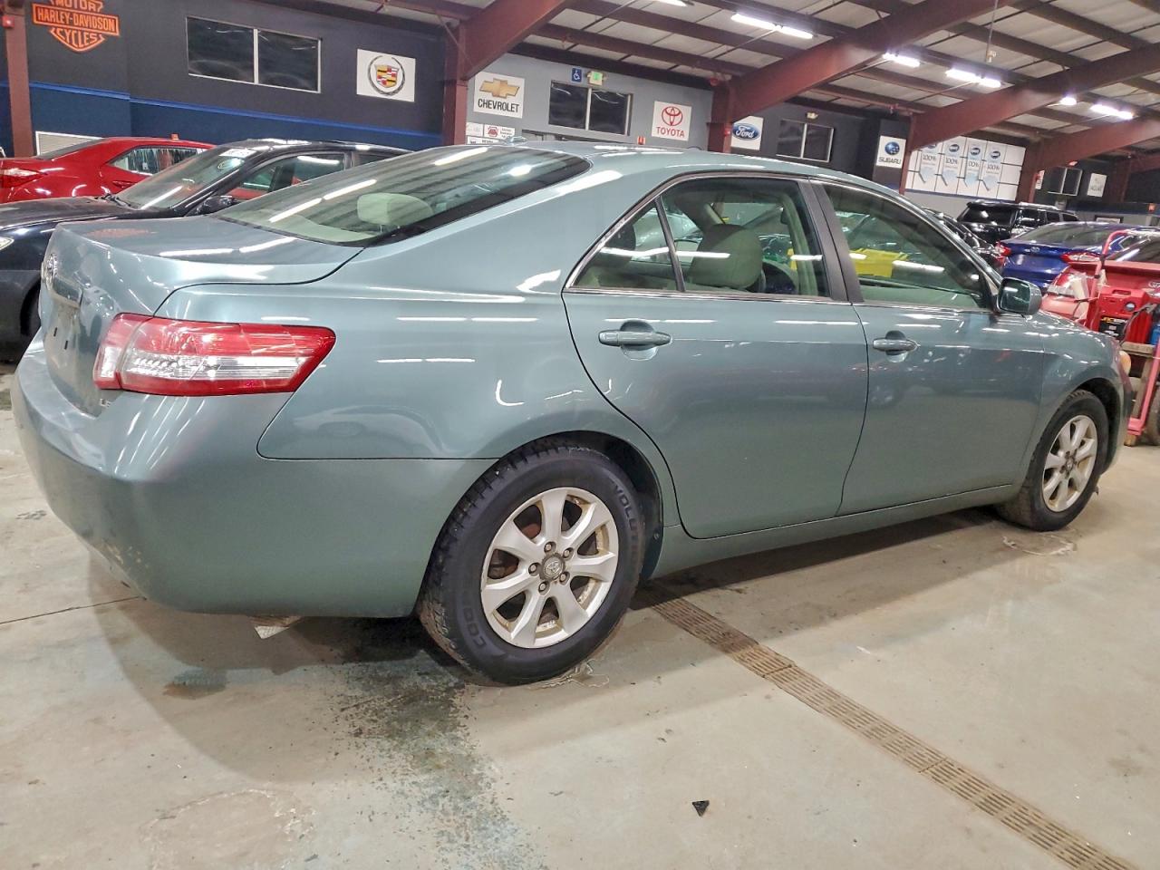Toyota Camry Base Image 2