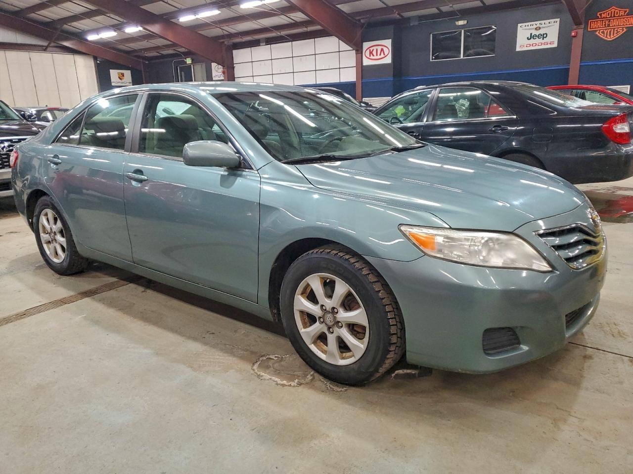 Toyota Camry Base Image 8