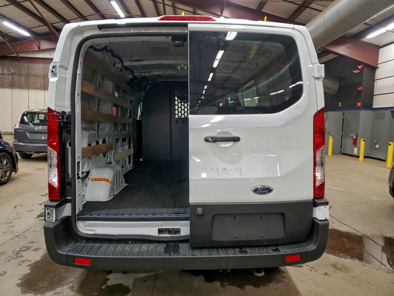 Ford Transit T-250 Image 4