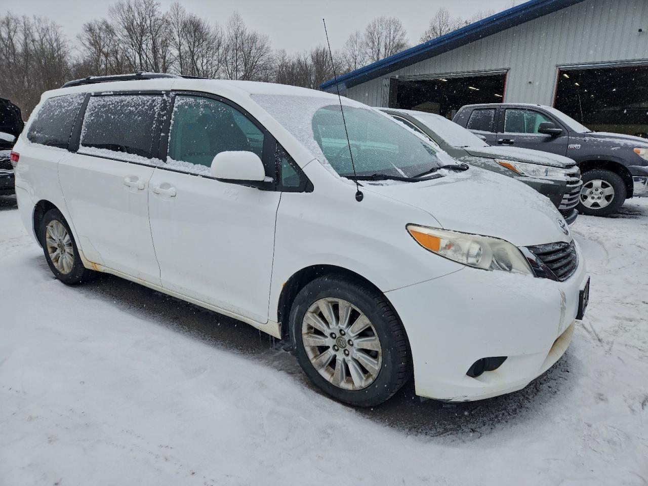 Toyota Sienna Le Image 12