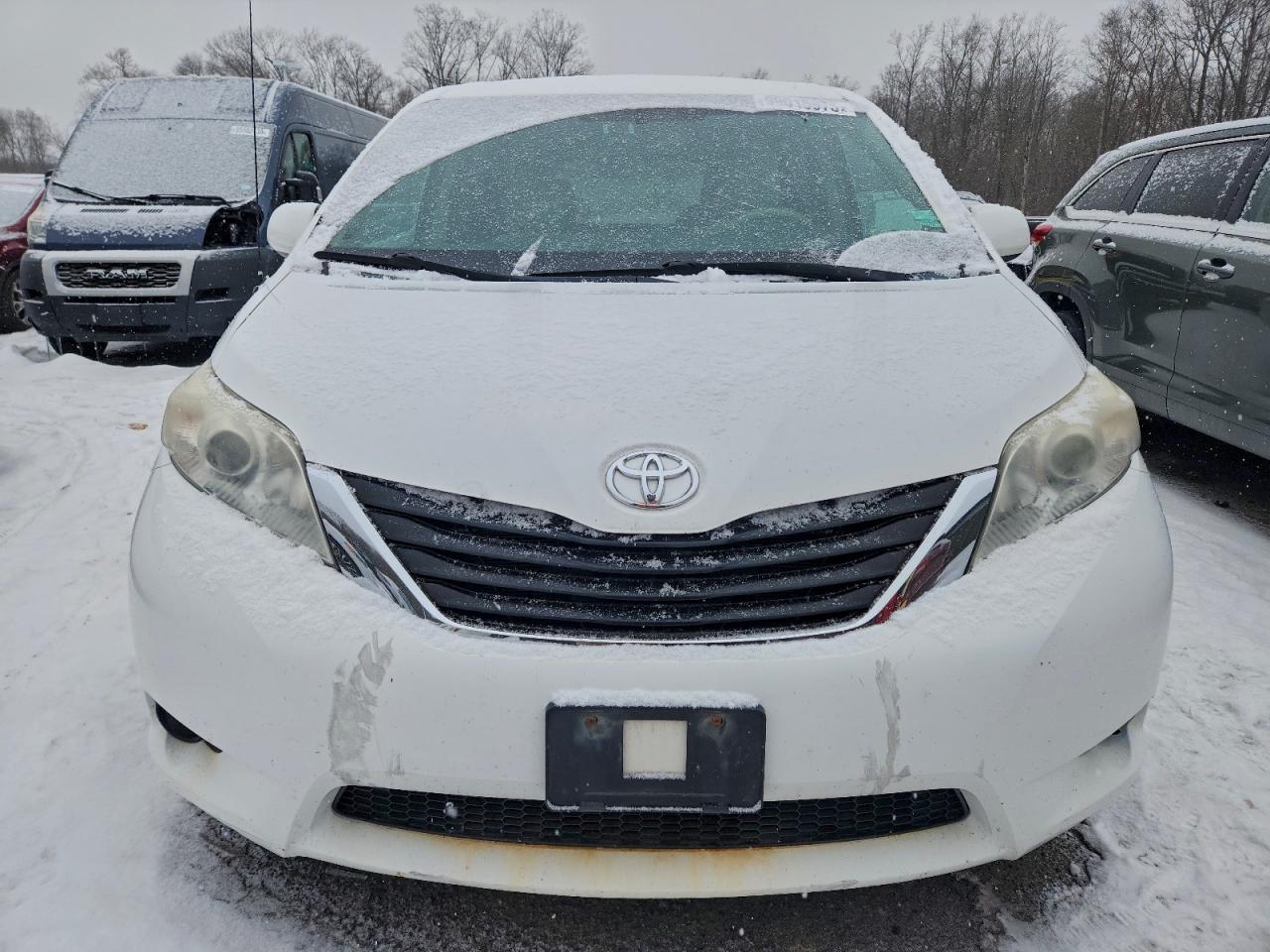 Toyota Sienna Le Image 4