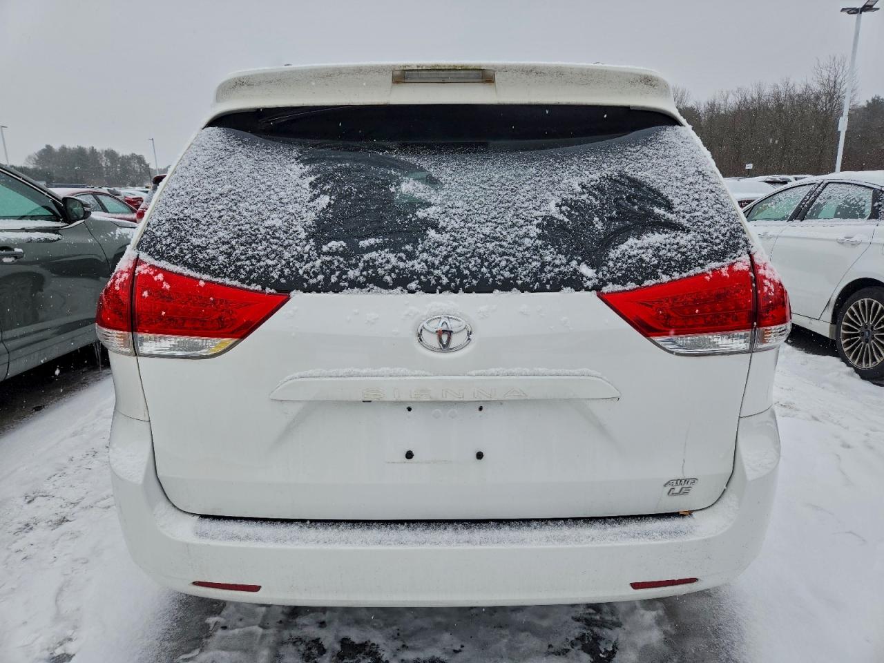 Toyota Sienna Le Image 6