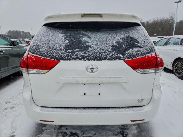 Toyota Sienna Le Image 6