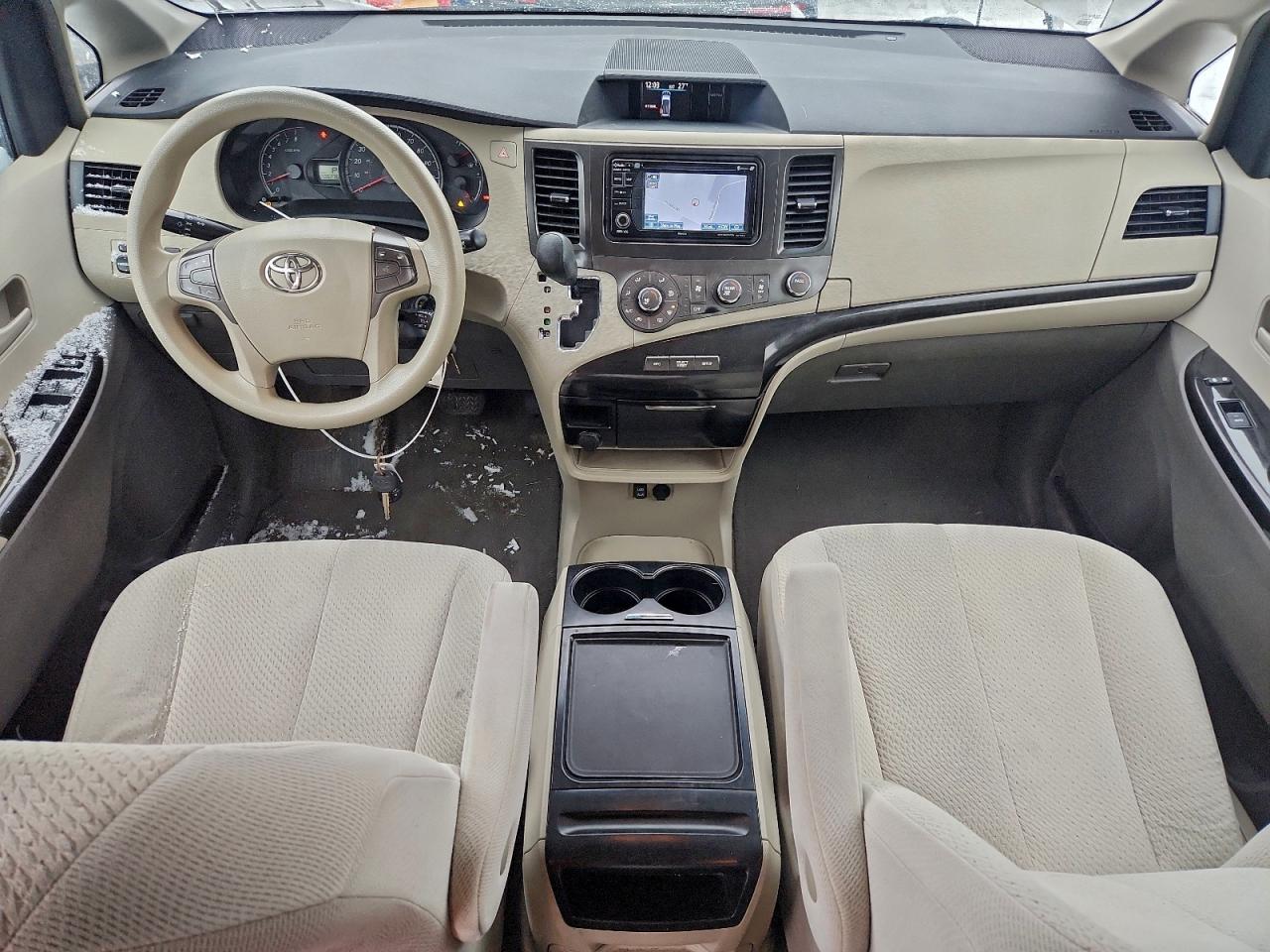 Toyota Sienna Le Image 9