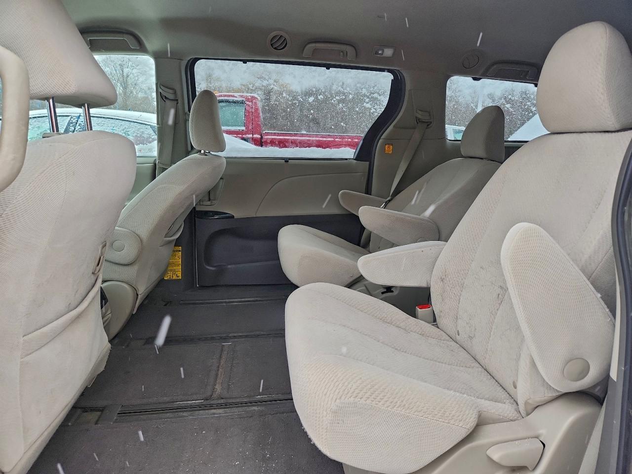 Toyota Sienna Le Image 13
