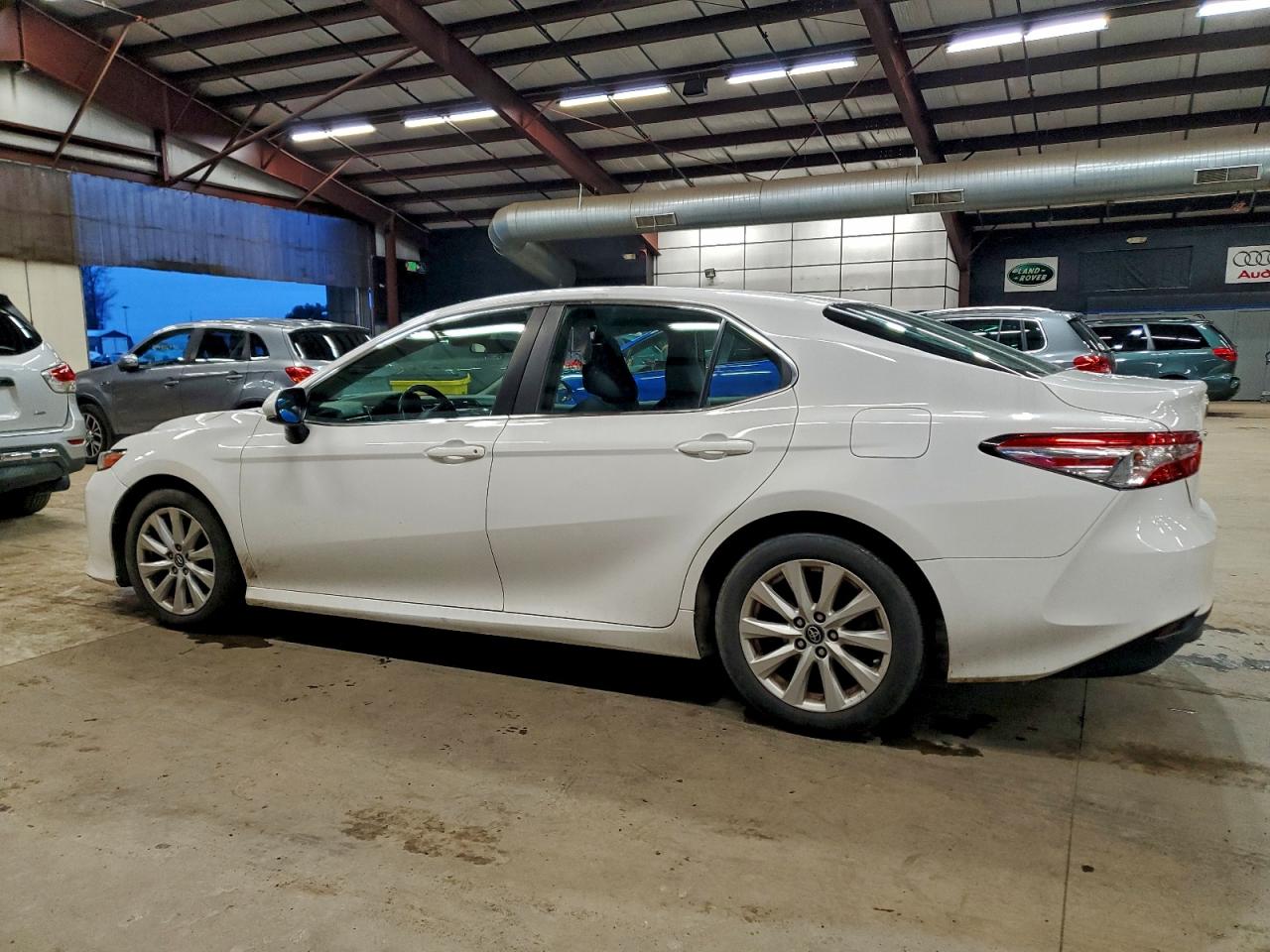 Toyota Camry L Image 11