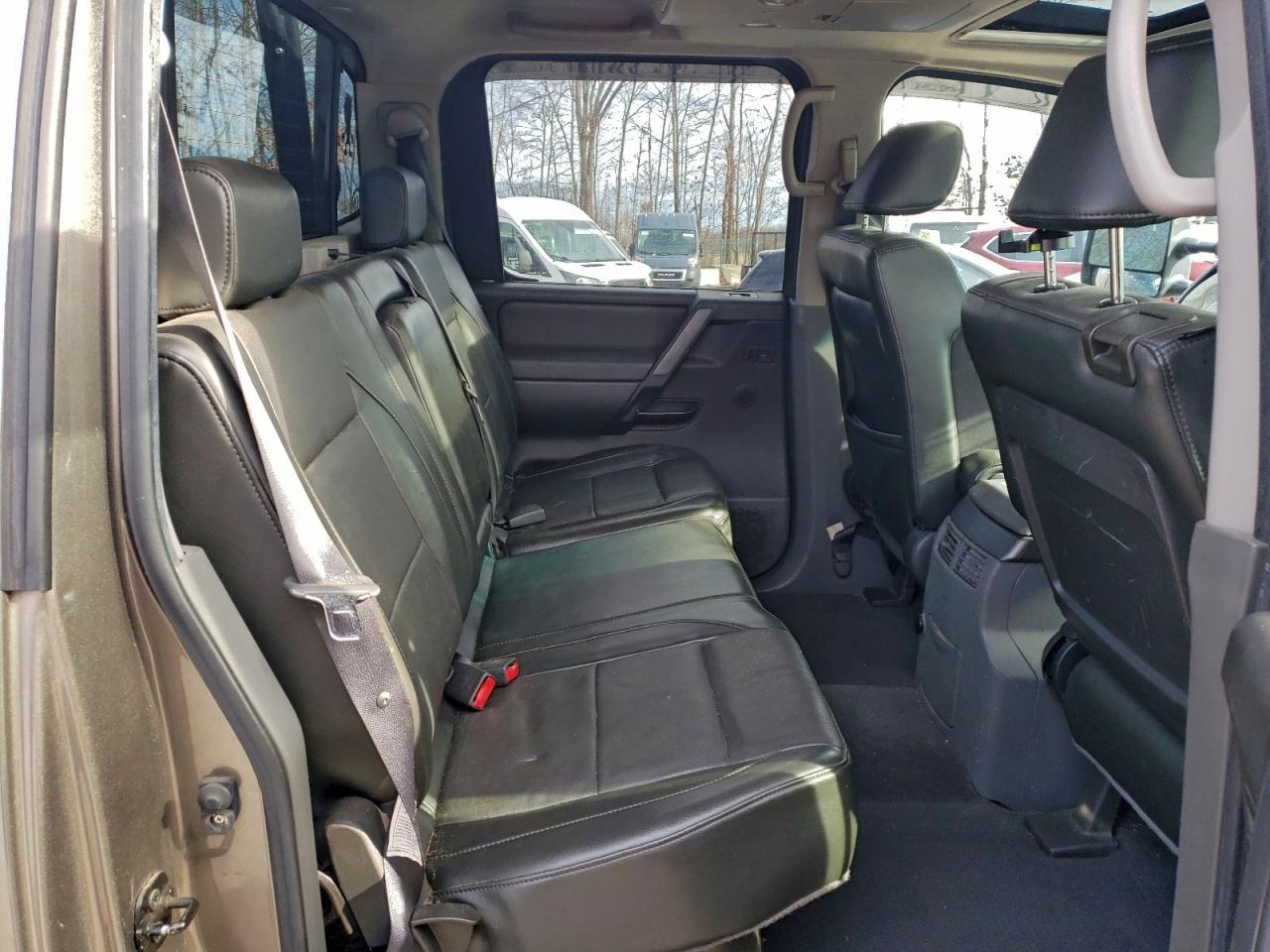 Nissan Titan Xe Image 3