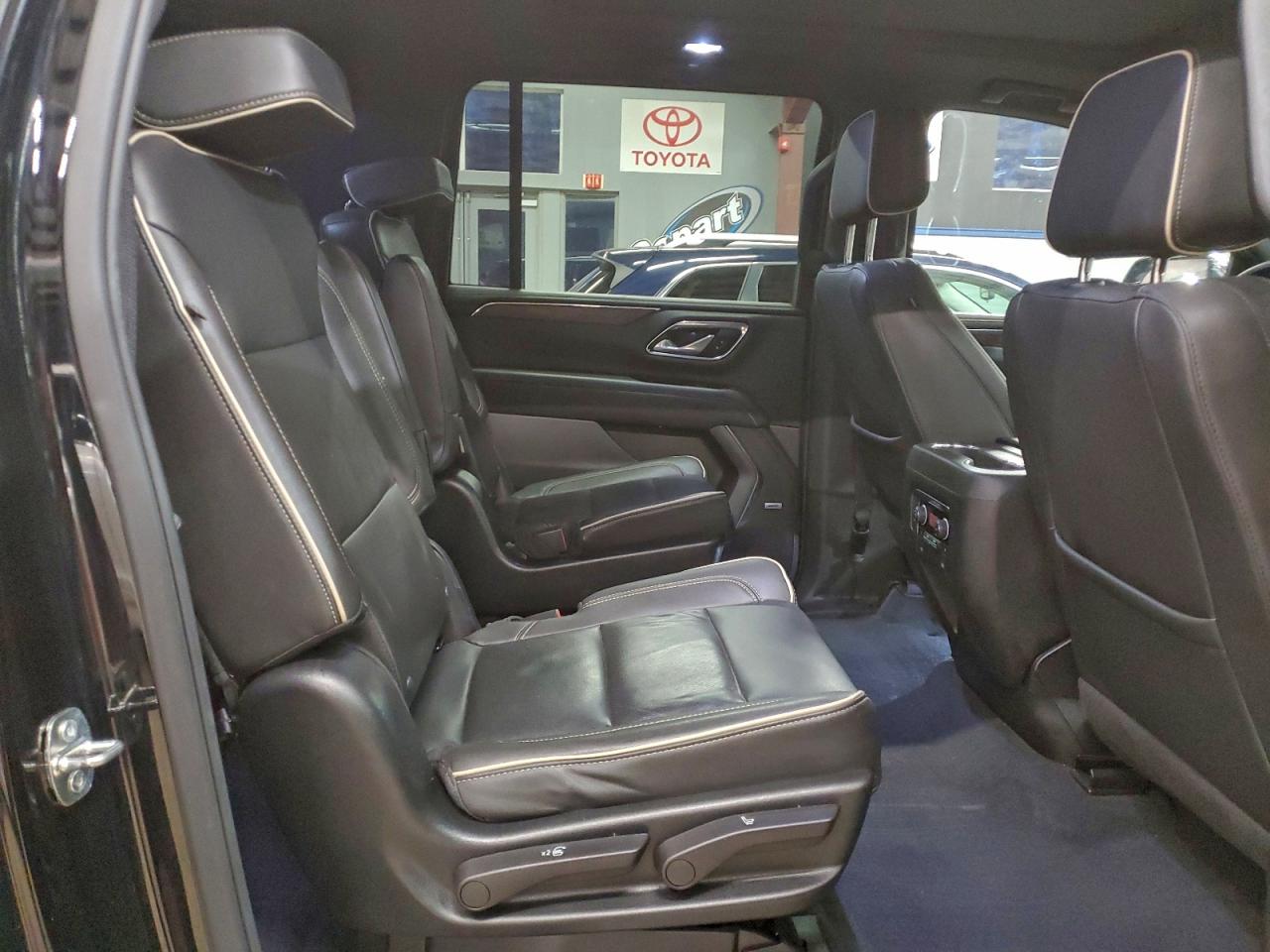 Chevrolet Suburban K1500 Premier Image 13