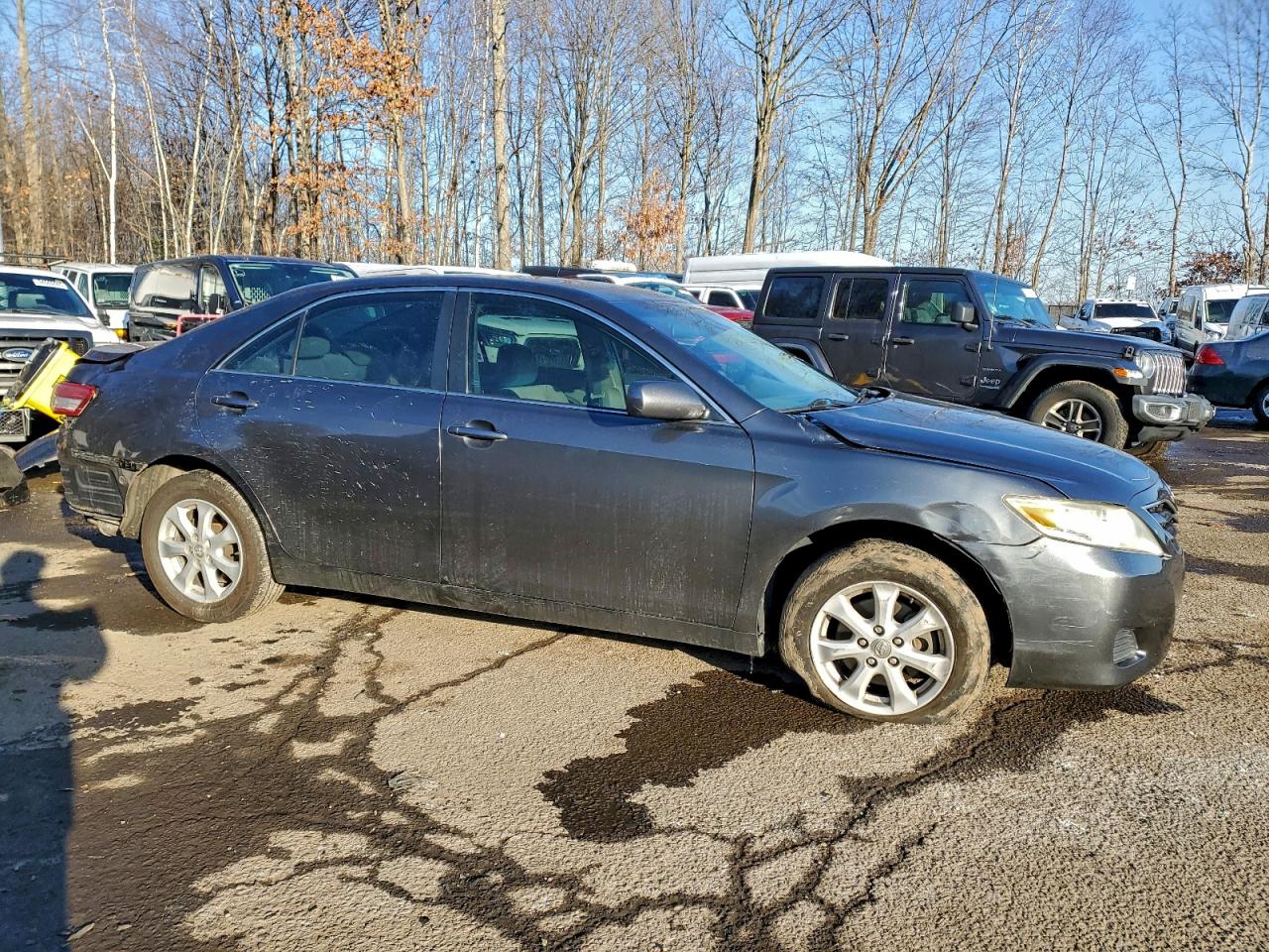 Toyota Camry Base Image 4