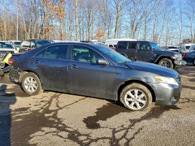 Toyota Camry Base Image 4