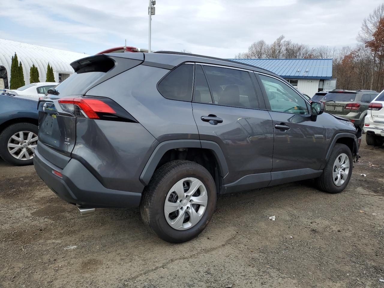 Toyota RAV4 Le Image 4