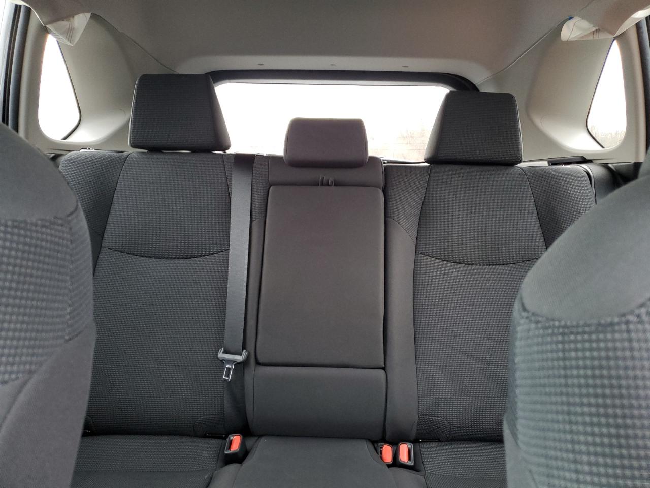 Toyota RAV4 Le Image 13