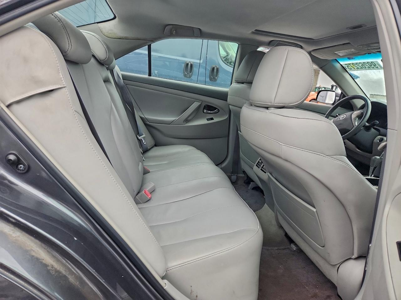 Toyota Camry Hybrid Image 9