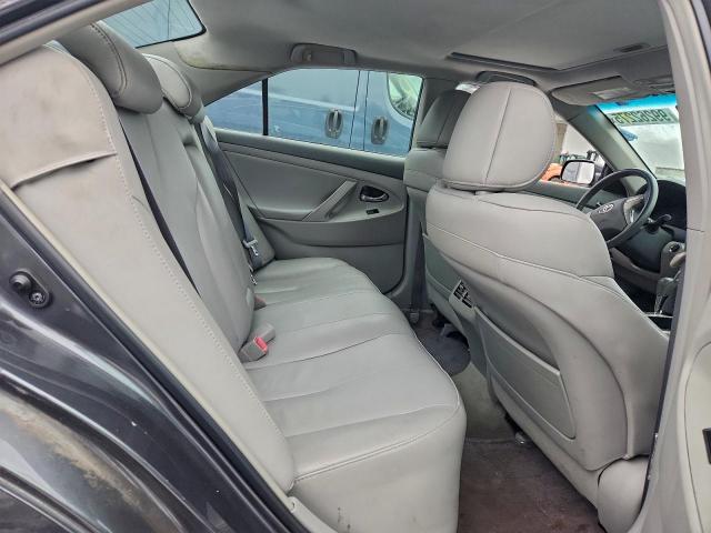 Toyota Camry Hybrid Image 9