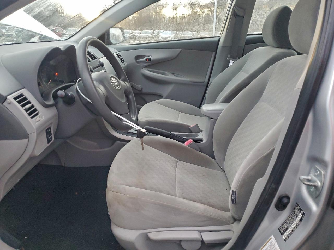 Toyota Corolla Base Image 8