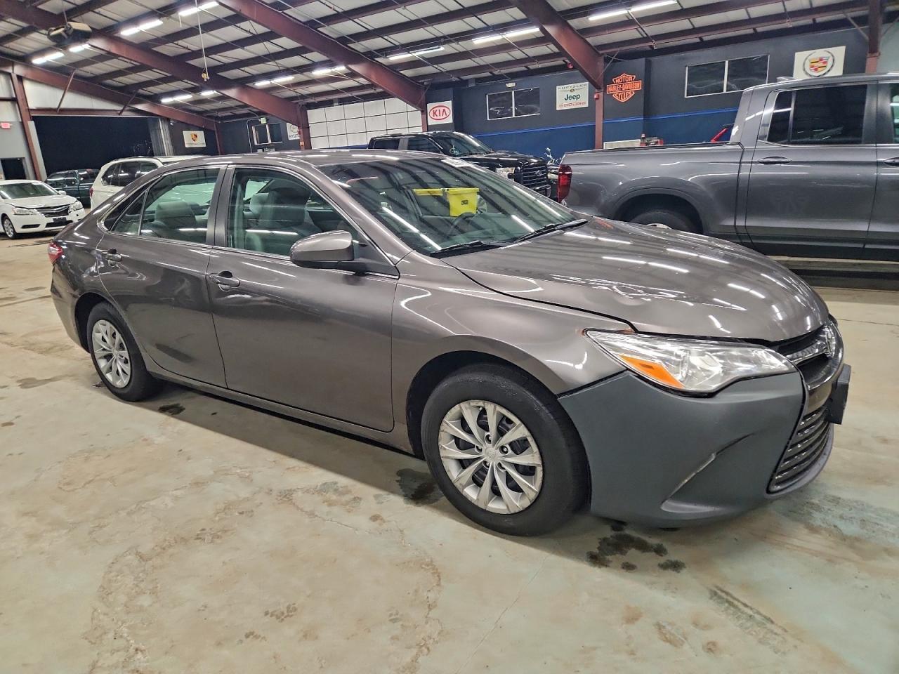 Toyota Camry Le Image 7