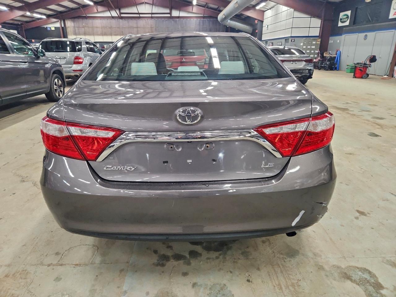 Toyota Camry Le Image 4