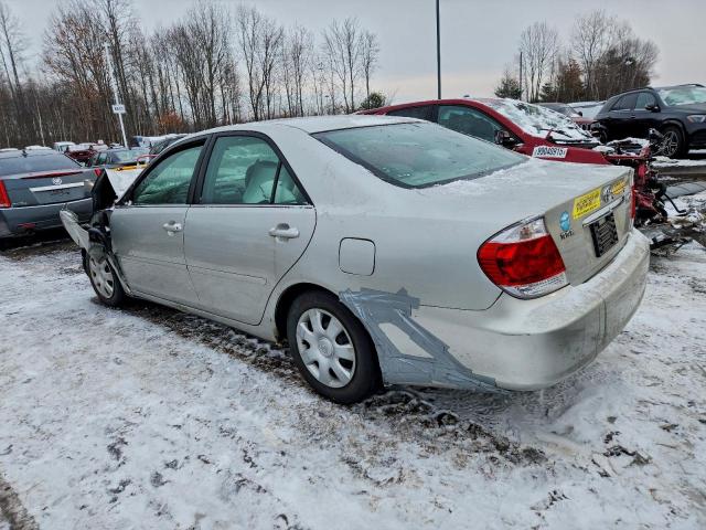 Toyota Camry Le Image 4