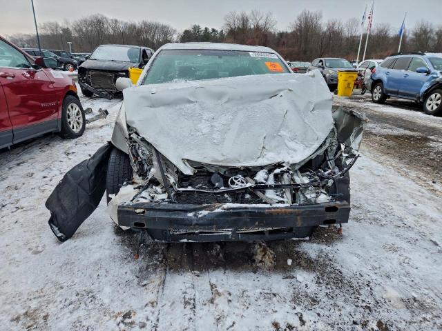 Toyota Camry Le Image 8