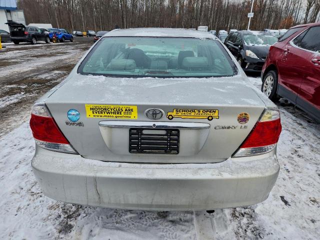 Toyota Camry Le Image 7