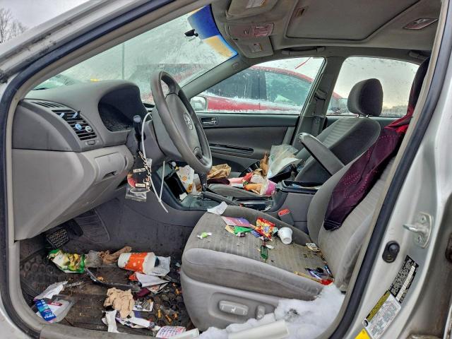 Toyota Camry Le Image 9