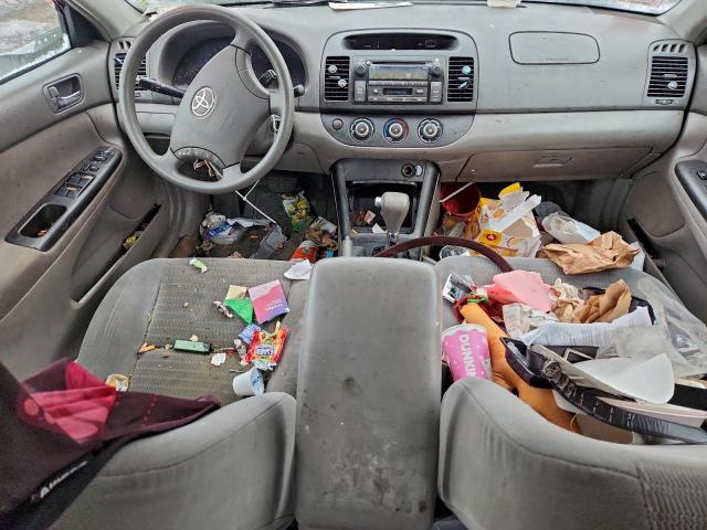 Toyota Camry Le Image 13