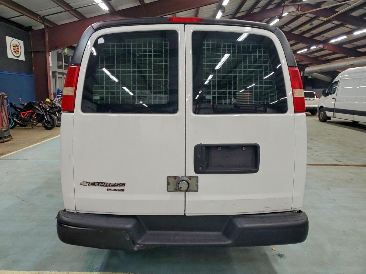 Chevrolet Express Image 3