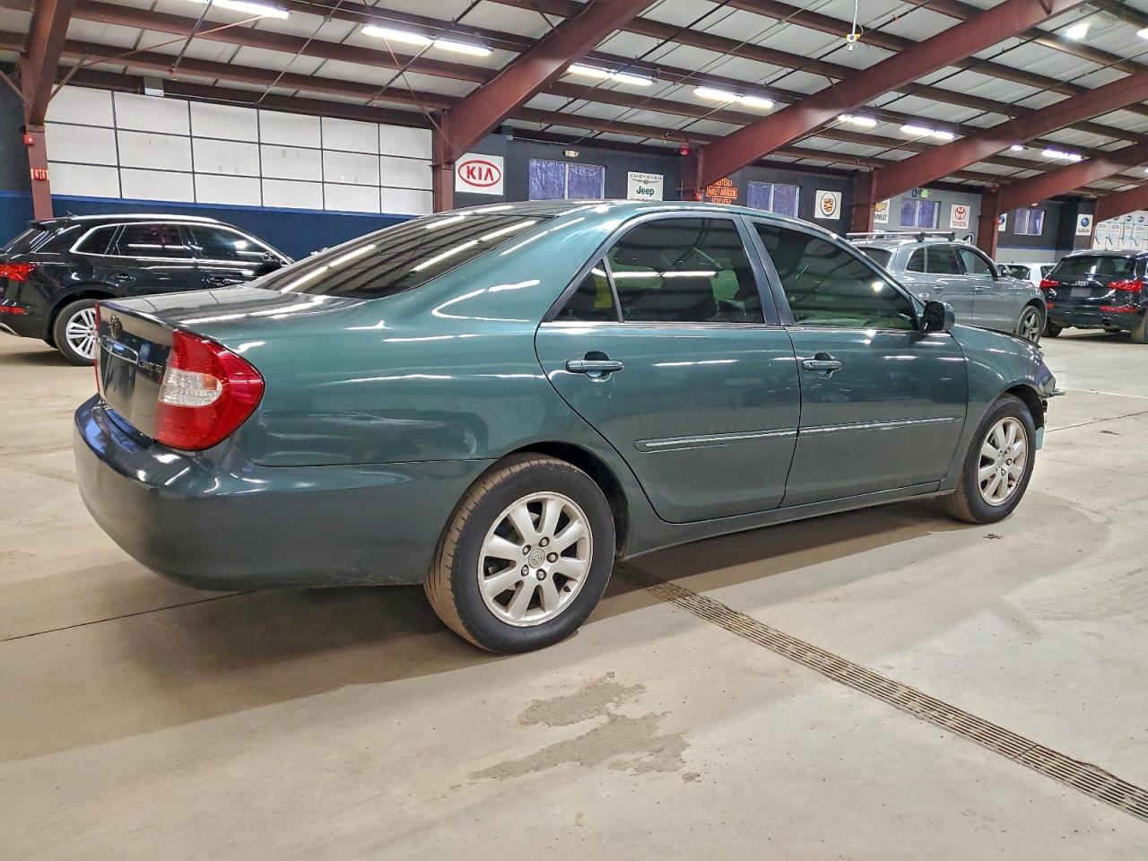 Toyota Camry Le Image 4