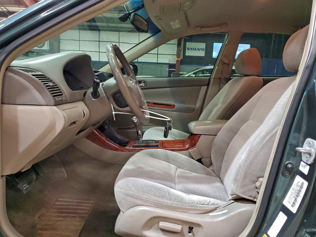 Toyota Camry Le Image 7