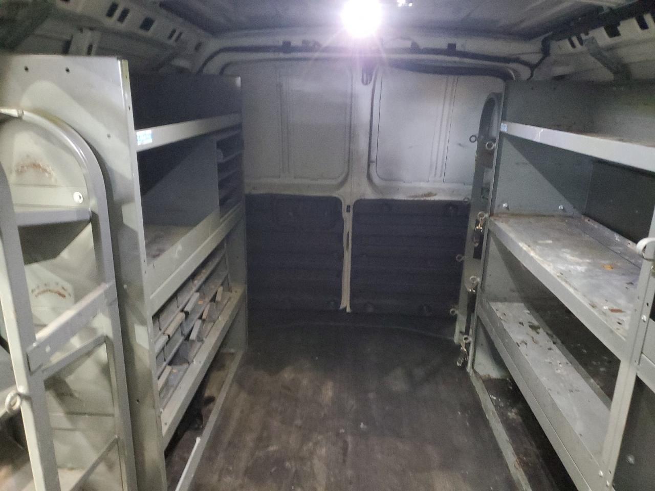 Chevrolet Express Image 3