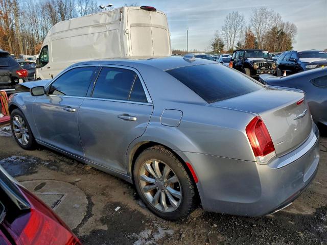 Chrysler 300 Limited Image 4