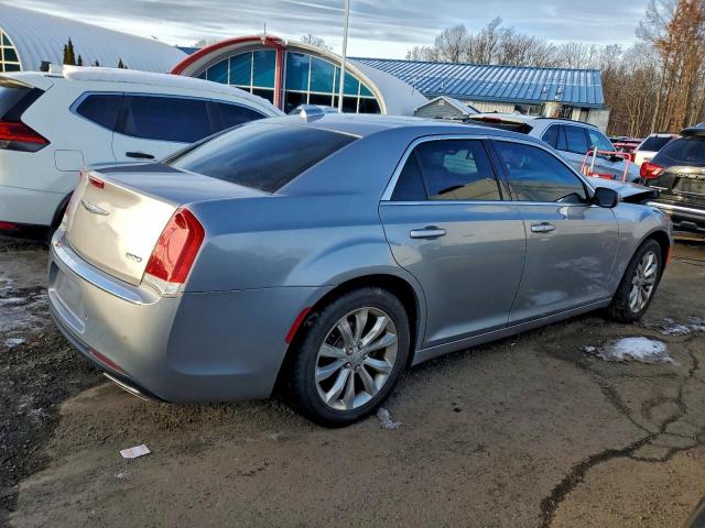 Chrysler 300 Limited Image 3