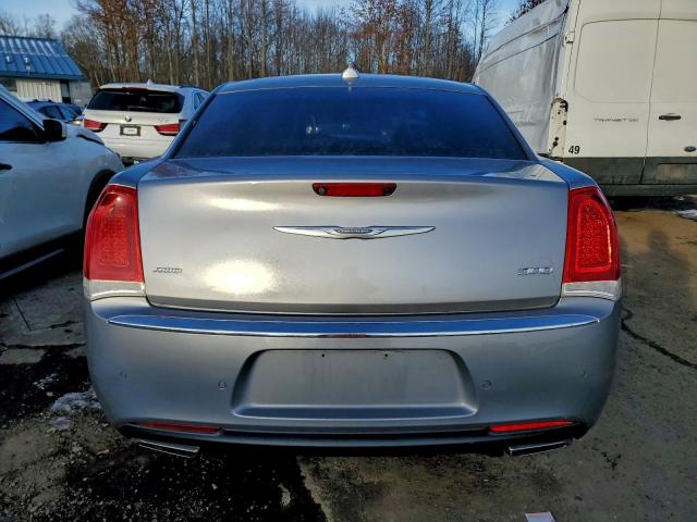 Chrysler 300 Limited Image 12