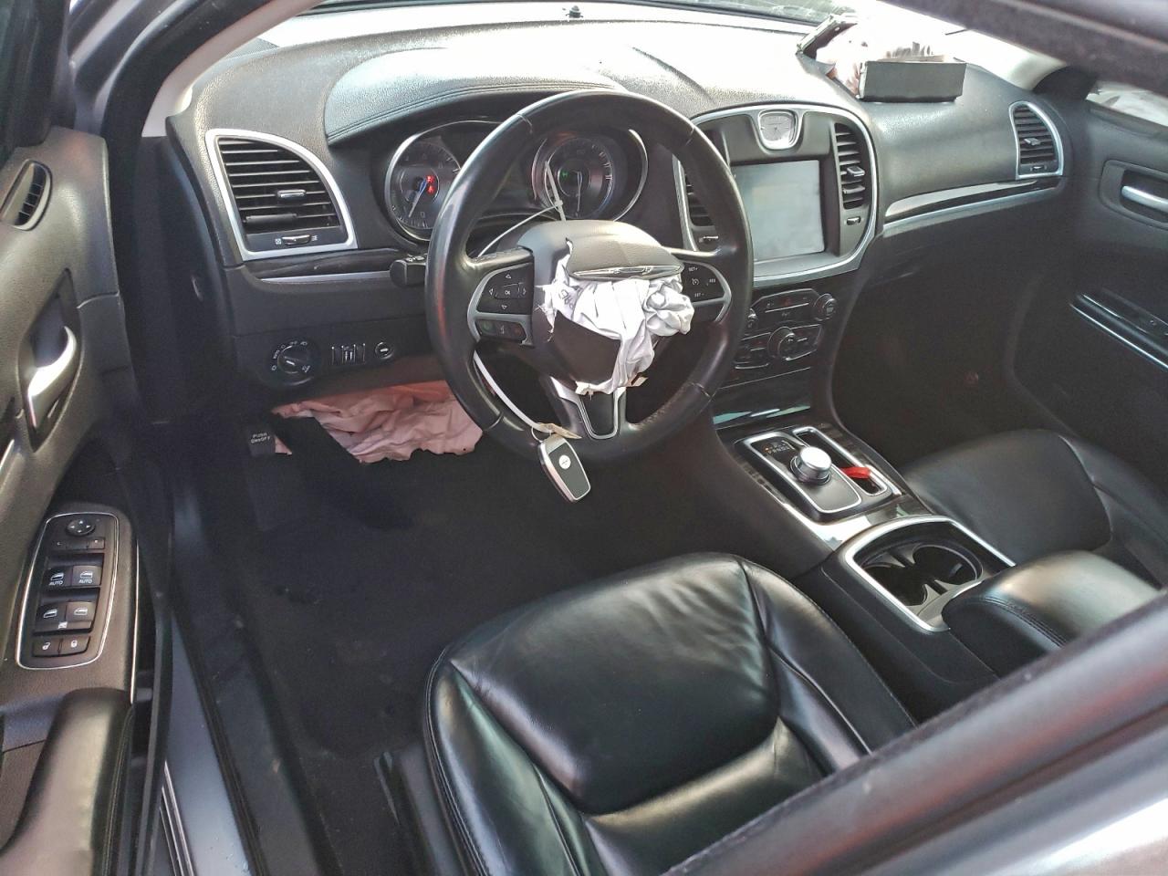 Chrysler 300 Limited Image 13