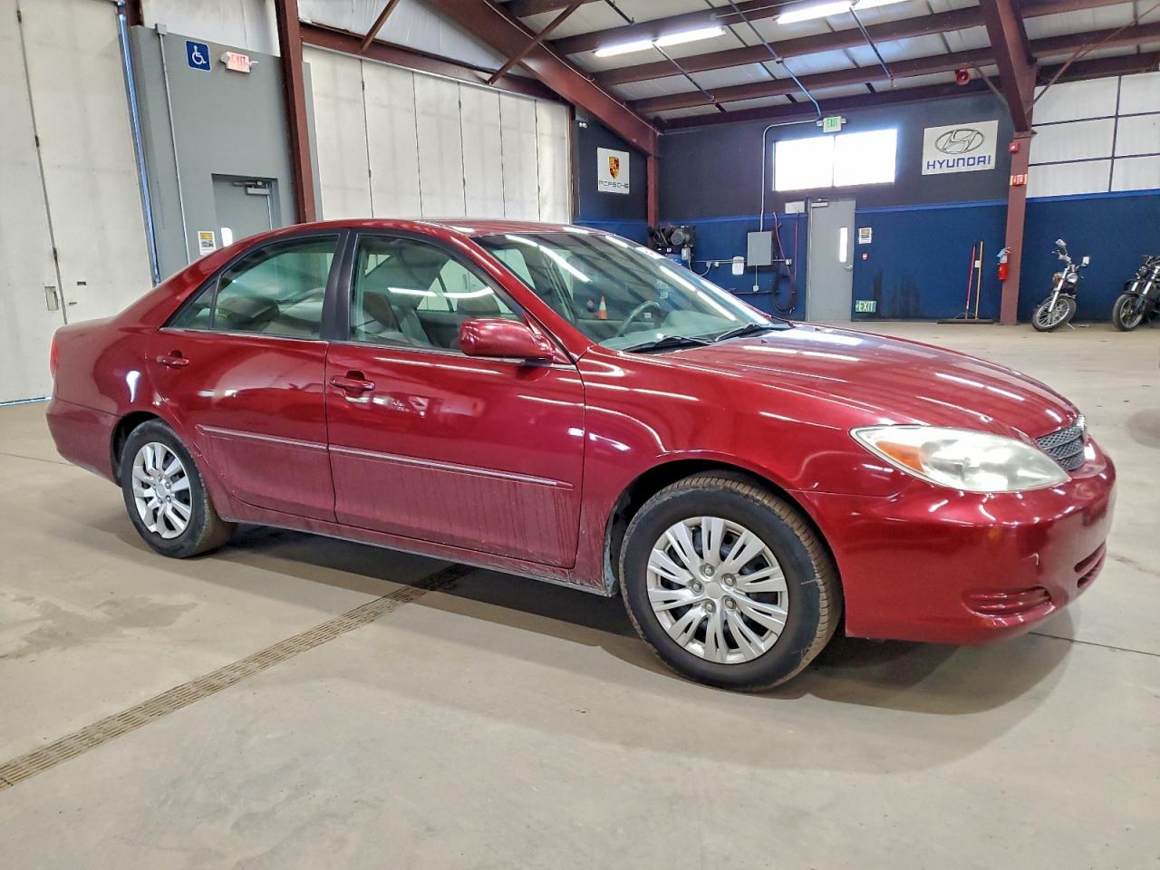 Toyota Camry Le Image 9