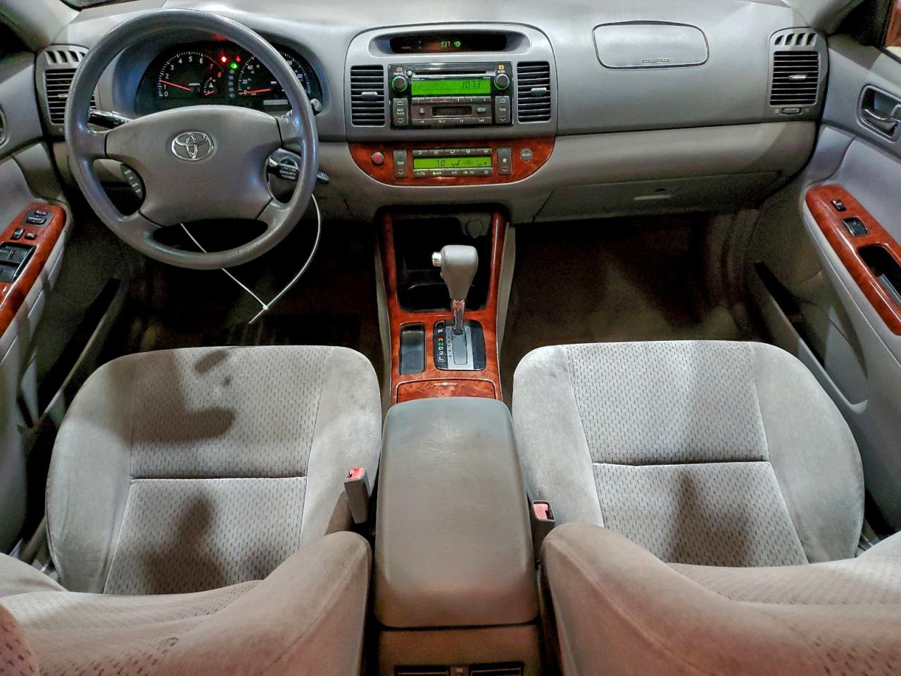Toyota Camry Le Image 2