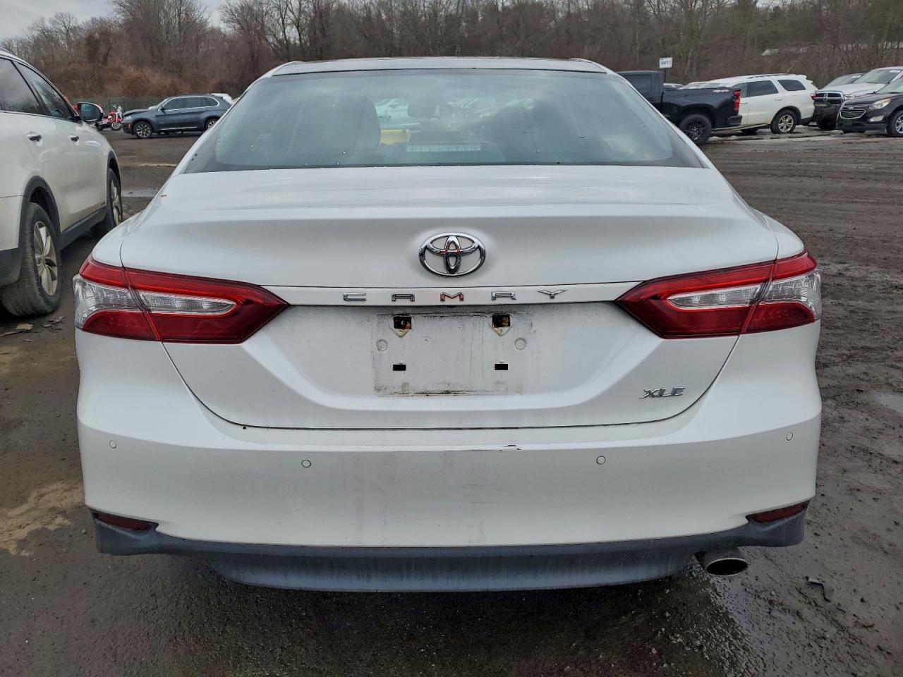 Toyota Camry L Image 9