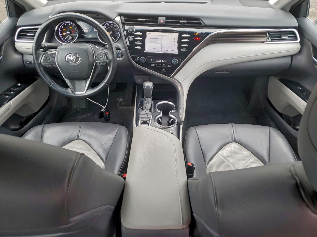 Toyota Camry L Image 3