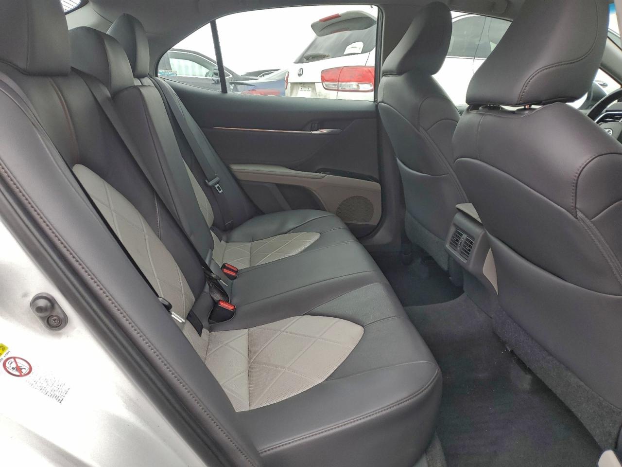 Toyota Camry L Image 8