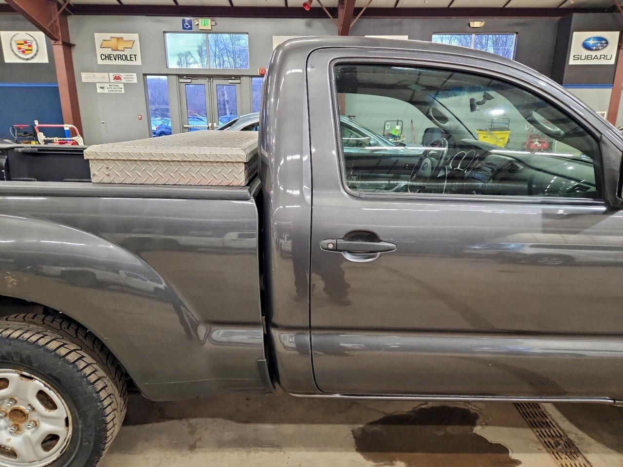 Toyota Tacoma Image 9